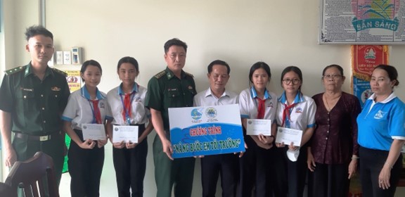 Giáo dục là vấn đề mà địa phương luôn quan tâm, chú trọng. Giáo dục là vấn đề mà địa phương luôn quan tâm, chú trọng.